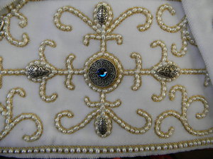 Белый шитье жемчугом с серебрянными дробницами  (12)